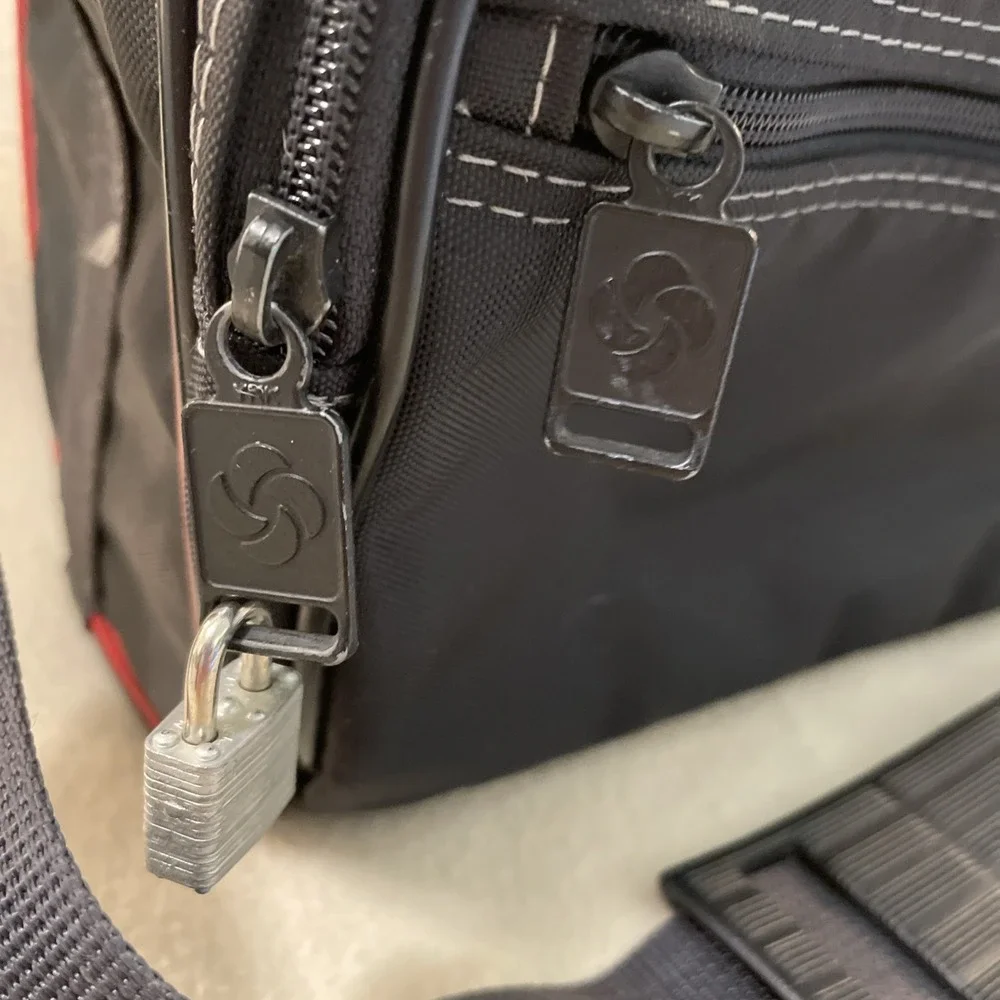 Samsonite Oyster Black + Red Trim Medium Shoulder Strap Bag Luggage Vintage 1987